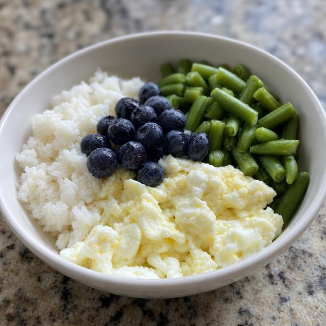 Egg Whites with White Rice, Green Beans, and Blueberries